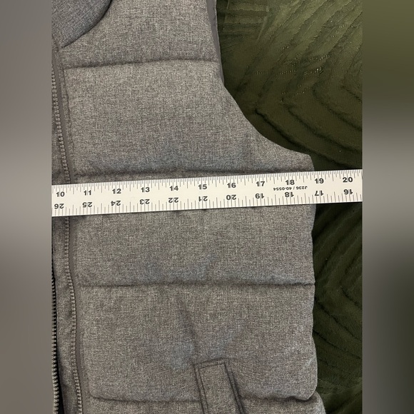 Old Navy gray puffer vest size XS EUC - Picture 4 of 7